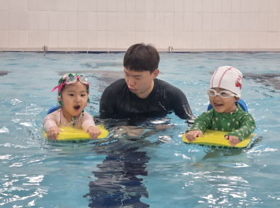 킥판을 잡고 수영해요